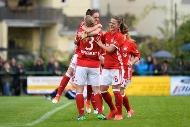 Bild zeigt: Torjubel von Stefanie Van der Gragt (FC Bayern Muenchen) mit Melanie Leupolz (FC Bayern Muenchen, Melli Leupolz) und Lisa Evans (FC Bayern Muenchen) Riegelsberg, Deutschland, 09.10.2016 - Fussball, Frauenfussball, FC Riegelsberg - FC Bayern Muenchen, Fussball, Frauenfussball, FC Riegelsberg - FC Bayern Muenchen, xKLx