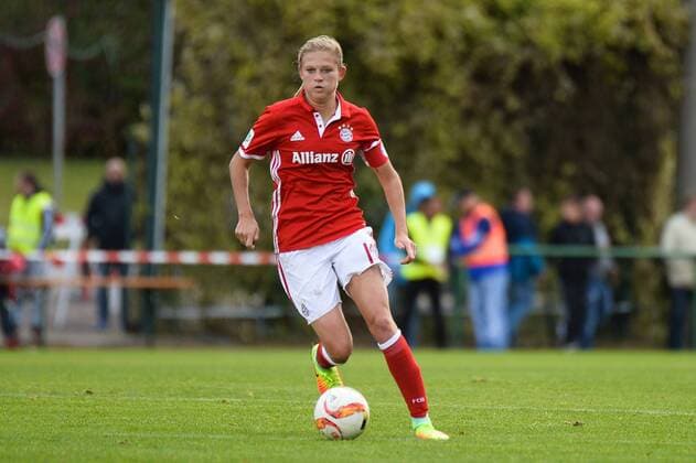 Bild zeigt: Carina Wenninger (FC Bayern Muenchen) Riegelsberg, Deutschland, 09.10.2016 - Fussball, Frauenfussball, FC Riegelsberg - FC Bayern Muenchen, Fussball, Frauenfussball, FC Riegelsberg - FC Bayern Muenchen, xKLx