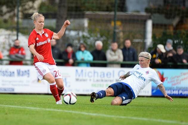 Bild zeigt: Leonie Maier (FC Bayern Muenchen, Leo Maier) gegen Melanie Klein (FC Riegelsberg) Riegelsberg, Deutschland, 09.10.2016 - Fussball, Frauenfussball, FC Riegelsberg - FC Bayern Muenchen, Fussball, Frauenfussball, FC Riegelsberg - FC Bayern Muenchen, xKLx