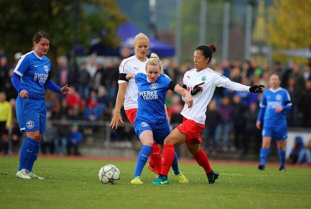 09.10.2016 xcex Deutschland, Engen, Frankfurt, Fussball, Frauenfussball DFB-Pokal Frauen Runde 2 Saison 2016 2017 Hegauer FV gegen 1. FFC Frankfurt Jana Kaiser (Hegau) gegen Yuki Nagasato und Lise Overgaard Munk (beide Frankfurt)
