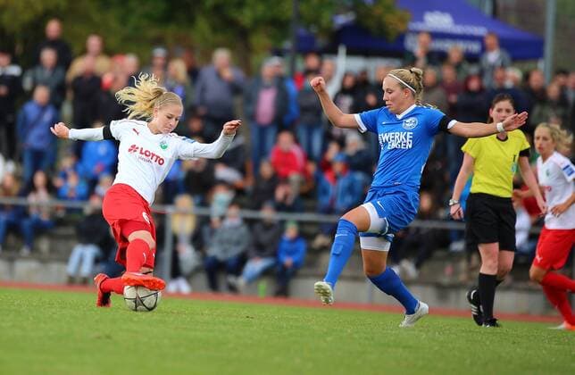 09.10.2016 xcex Deutschland, Engen, Frankfurt, Fussball, Frauenfussball DFB-Pokal Frauen Runde 2 Saison 2016 2017 Hegauer FV gegen 1. FFC Frankfurt Saskia Matheis (Frankfurt) gegen Tabea Griß (Hegau)