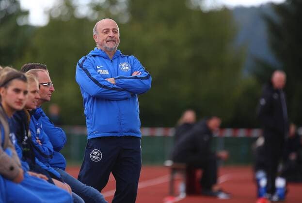 09.10.2016 xcex Deutschland, Engen, Frankfurt, Fussball, Frauenfussball DFB-Pokal Frauen Runde 2 Saison 2016 2017 Hegauer FV gegen 1. FFC Frankfurt Trainer Gino Radice (Hegau) an der Seitenlinie