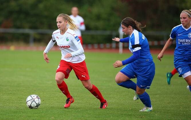 09.10.2016 xcex Deutschland, Engen, Frankfurt, Fussball, Frauenfussball DFB-Pokal Frauen Runde 2 Saison 2016 2017 Hegauer FV gegen 1. FFC Frankfurt Saskia Matheis (Frankfurt) gegen Carmen Hirt (Hegau)