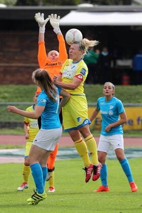 v.li.: Vanessa Fischer (Torwart, Sindelfingen, 13) wehrt einen Kopfball von Kristin Demann (TSG, 4) ab, Kopfball, header, Aktion, Action, Fussball, DFB-Pokal der Frauen, VfL Sindelfingen - TSG 1899 Hoffenheim, xozx