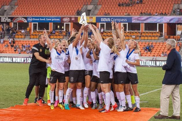 Bilder des Tages - SPORT October 9, 2016: Western New York raises the trophy and celebrates their victory after the NWSL Championship game between the Washington Spirit and the Western New York Flash at BBVA Compass Stadium in Houston, TX. Western New York won on penalty kicks (3-2) after the 2nd overtime period ended with a 2-2 score... CSM NWSL Soccer Championship 2016: Washington Spirit vs Western New York Flash OCT 09 - ZUMAc04_