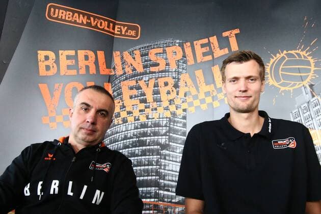 Volleyball, Herren, Saison 2015 16, Bundesliga, Saisonauftakt-PK BR Volleys, Cheftrainer Roberto Serniotti (Berlin Recycling Volleys), Mannschaftskapitän Robert Kromm (No. 3, Berlin Recycling Volleys), 10.10.16,