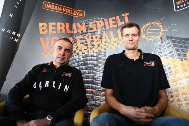Bilder des Tages - SPORT Volleyball, Herren, Saison 2015 16, Bundesliga, Saisonauftakt-PK BR Volleys, Cheftrainer Roberto Serniotti (Berlin Recycling Volleys), Mannschaftskapitän Robert Kromm (No. 3, Berlin Recycling Volleys), 10.10.16,
