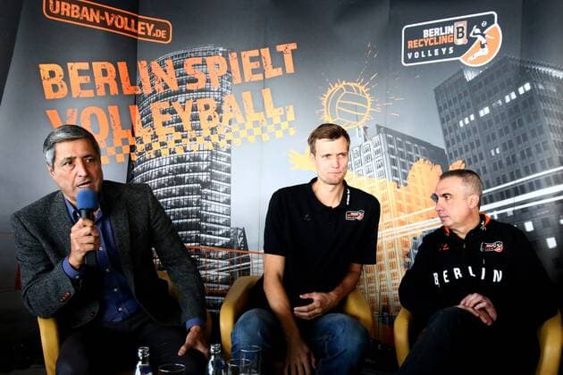 Volleyball, Herren, Saison 2015 16, Bundesliga, Saisonauftakt-PK BR Volleys, Manager Kaweh Niroomand (Berlin Reccycling Volleys), Mannschaftskapitän Robert Kromm (No. 3, Berlin Recycling Volleys), Cheftrainer Roberto Serniotti (Berlin Recycling Volleys), 10.10.16,