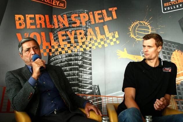 Volleyball, Herren, Saison 2015 16, Bundesliga, Saisonauftakt-PK BR Volleys, Manager Kaweh Niroomand (Berlin Reccycling Volleys), Mannschaftskapitän Robert Kromm (No. 3, Berlin Recycling Volleys), 10.10.16,