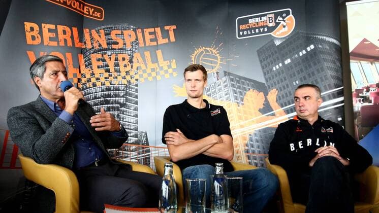 Volleyball, Herren, Saison 2015 16, Bundesliga, Saisonauftakt-PK BR Volleys, Manager Kaweh Niroomand (Berlin Reccycling Volleys), Mannschaftskapitän Robert Kromm (No. 3, Berlin Recycling Volleys), Cheftrainer Roberto Serniotti (Berlin Recycling Volleys), 10.10.16,