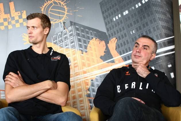 Volleyball, Herren, Saison 2015 16, Bundesliga, Saisonauftakt-PK BR Volleys, Mannschaftskapitän Robert Kromm (No. 3, Berlin Recycling Volleys), Cheftrainer Roberto Serniotti (Berlin Recycling Volleys), 10.10.16,
