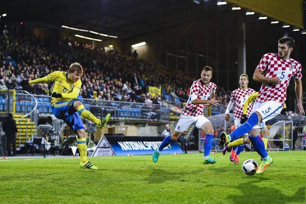 Simon Tibbling, Kroatiens Josip Elez - Trelleborg, Schweden - Fussball, U21, EM Quali, Nationalteam Länderspiel, Schweden vs. Kroatien.  Copyright: PETTERxARVIDSON BB161010PA012