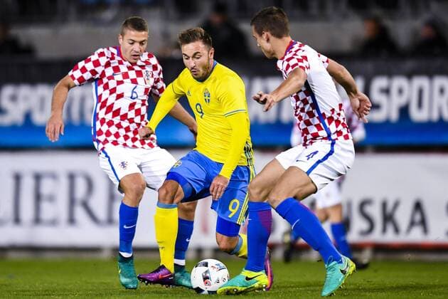 Kroatiens Josip Radosevic, Filip Benkovic, Muamer Tankovic - Trelleborg, Schweden - Fussball, U21, EM Quali, Nationalteam Länderspiel, Schweden vs. Kroatien.  Copyright: PETTERxARVIDSON BB161010PA021