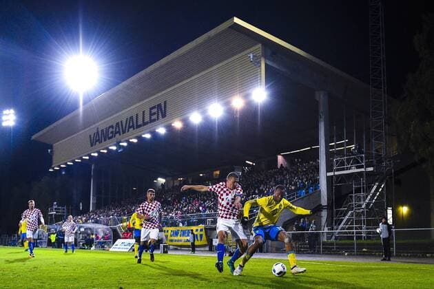 Kroatiens Josip Radosevic, Carlos Strandberg - Trelleborg, Schweden - Fussball, U21, EM Quali, Nationalteam Länderspiel, Schweden vs. Kroatien.  Copyright: PETTERxARVIDSON BB161010PA069