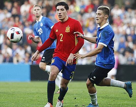 Defender of the Spanish U-21 national soccer team Hector Bellerin (L) vies for the bal with Roosnupp from Estonia during the qualifying match for the 2017 UEFA European Under-21 Championship held at the Pasaron stadium in Pontevedra, Spain, on 10 October 2016. SPAIN VS ESTONIA !ACHTUNG: NUR REDAKTIONELLE NUTZUNG!  20161010-636117281215263401