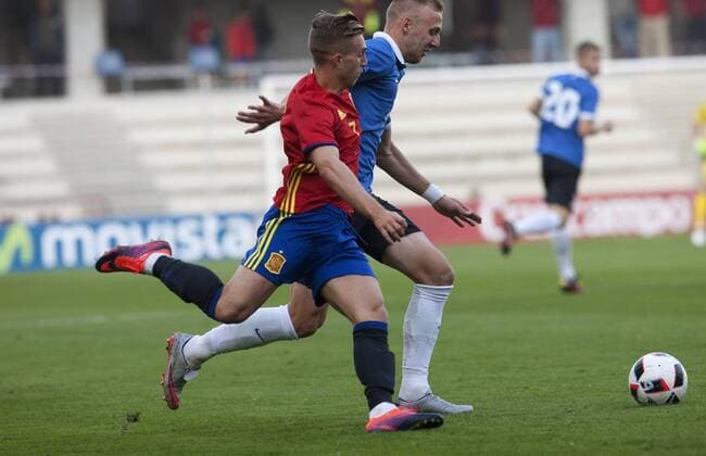 Defender of the Spanish U-21 national soccer team Jose Luis Gaya (L) vies for the bal with Ainsalu from Estonia during the qualifying match for the 2017 UEFA European Under-21 Championship held at the Pasaron stadium in Pontevedra, Spain, on 10 October 2016. SPAIN VS ESTONIA !ACHTUNG: NUR REDAKTIONELLE NUTZUNG!  20161010-636117287987631271