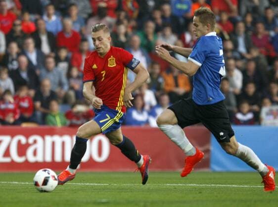 Forward of the Spanish U-21 national soccer team Gerard Deulofeu (L) vies for the bal with Magi from Estonia during the qualifying match for the 2017 UEFA European Under-21 Championship held at the Pasaron stadium in Pontevedra, Spain, on 10 October 2016. SPAIN VS ESTONIA !ACHTUNG: NUR REDAKTIONELLE NUTZUNG!  20161010-636117288013994933