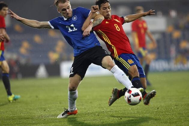 Midfielder of the Spanish U-21 national soccer team Oliver Torres (R) vies for the bal with Roosnupp from Estonia during the qualifying match for the 2017 UEFA European Under-21 Championship held at the Pasaron stadium in Pontevedra, Spain, on 10 October 2016. SPAIN VS ESTONIA !ACHTUNG: NUR REDAKTIONELLE NUTZUNG!  20161010-636117291160315133