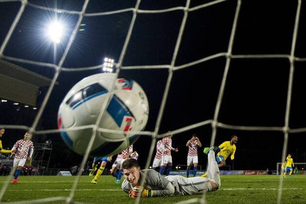 Kroatiens Dominik Livakovic att Linus Wahlqvist gjort 2-1 pa straff - Trelleborg, Schweden - Fussball, U21, EM Quali, Nationalteam Länderspiel, Schweden vs. Kroatien.  Copyright: PETTERxARVIDSON BB161010PA115