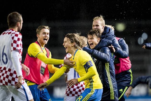 Adam Lundqvist, Kristoffer Olsson und Melker Hallberg - Trelleborg, Schweden - Fussball, U21, EM Quali, Nationalteam Länderspiel, Schweden vs. Kroatien.  Copyright: PETTERxARVIDSON BB161010PA118