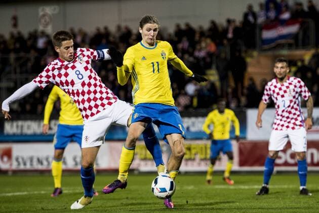 Pawel Cibicki, Kroatiens Mario Pasalic - Trelleborg, Schweden - Fussball, U21, EM Quali, Nationalteam Länderspiel, Schweden vs. Kroatien.  Copyright: PETTERxARVIDSON BB161010PA132