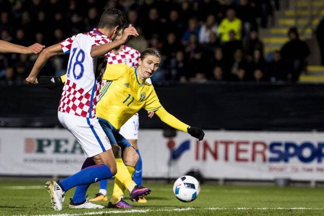 Pawel Cibicki, Kroatiens Stipe Perica - Trelleborg, Schweden - Fussball, U21, EM Quali, Nationalteam Länderspiel, Schweden vs. Kroatien.  Copyright: PETTERxARVIDSON BB161010PA136