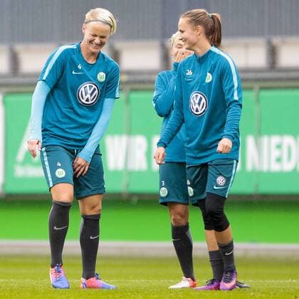 Nilla Fischer (Wolfsburg, 4), Zsanett Jakabfi (Wolfsburg, 3), Caroline Graham Hansen (Wolfsburg, 26) lachen, haben Spaß, Fussball, UEFA Women s Champions League, Abschlusstraining VfL Wolfsburg, xtgx