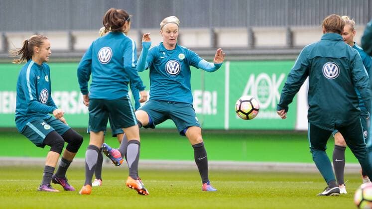Trainingsspiel um Nilla Fischer (Wolfsburg, 4) (mitte), Fussball, UEFA Women s Champions League, Abschlusstraining VfL Wolfsburg, xtgx