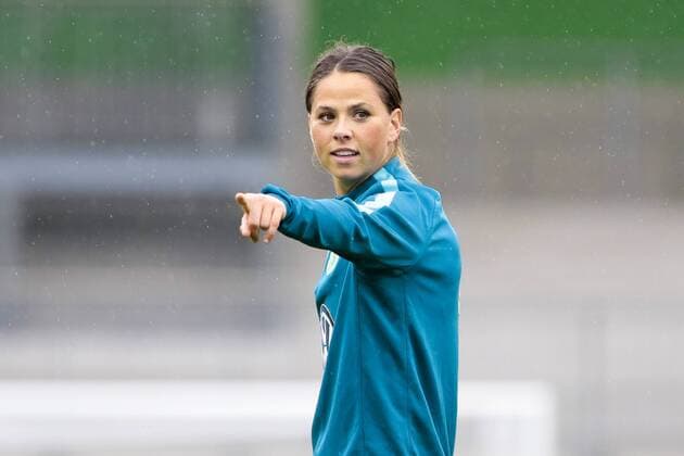 Sara Björk Gunnarsdottir (Wolfsburg, 7) Porträt, Portrait gibt Anweisungen, gestikuliert, mit den Armen gestikulieren, gives instructions, gesticulate, Fussball, UEFA Women s Champions League, Abschlusstraining VfL Wolfsburg, xtgx