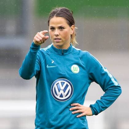 Sara Björk Gunnarsdottir (Wolfsburg, 7) Porträt, Portrait gibt Anweisungen, gestikuliert, mit den Armen gestikulieren, gives instructions, gesticulate, Fussball, UEFA Women s Champions League, Abschlusstraining VfL Wolfsburg, xtgx