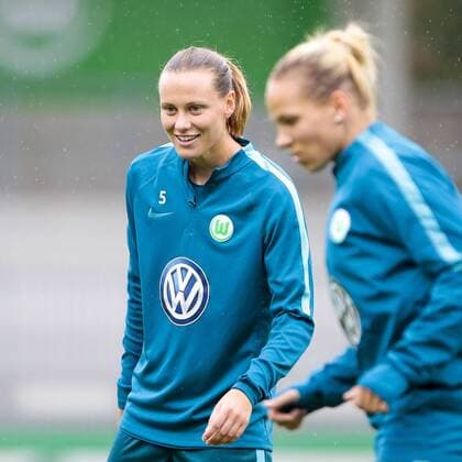Emily van Egmond (links) lächelt, zufrieden, Fussball, UEFA Women s Champions League, Abschlusstraining VfL Wolfsburg, xtgx