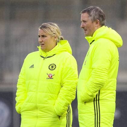 vl Emma Hayes (Chelsea, Trainerin, coach) mit Co-Trainer assistant coach Paul Green, stehen im Regen, englisches Wetter, rainy weather, British weather, Fussball, UEFA Women s Champions League, Abschlusstraining Chelsea FC, xtgx