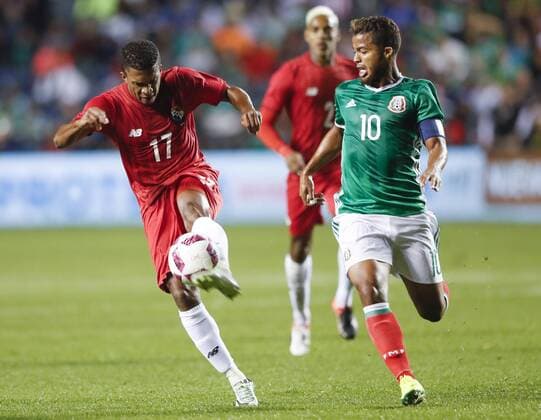 Fußball, Länderspiel, Mexiko - Panama Panama defender Luis Ovalle (L) kicks the ball away from Mexico forward Giovani dos Santos (R) during the first half of the International Friendly Länderspiel soccer game, at the Toyota Park, Bridgeview, Illinois, USA, 11 October 2016 Mexico vs Panama !ACHTUNG: NUR REDAKTIONELLE NUTZUNG!  CHI01 20161012-636118461024583052