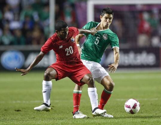 Fußball, Länderspiel, Mexiko - Panama Panama midfielder Jose Gonzalez (L) battles for the ball against Mexico defender Jesus Molina (R) during the first half of the International Friendly Länderspiel soccer game, at the Toyota Park, Bridgeview, Illinois, USA, 11 October 2016 Mexico vs Panama !ACHTUNG: NUR REDAKTIONELLE NUTZUNG!  CHI01 20161012-636118462882872564