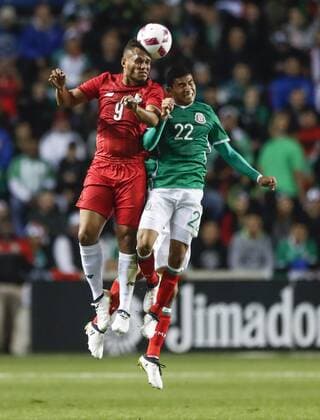 Fußball, Länderspiel, Mexiko - Panama Panama forward Rolando Blackburn (L) goes for a header against Mexico midfielder Orbelin Pineda (R) during the first half of the International Friendly Länderspiel soccer game, at the Toyota Park, Bridgeview, Illinois, USA, 11 October 2016 Mexico vs Panama !ACHTUNG: NUR REDAKTIONELLE NUTZUNG!  CHI01 20161012-636118462898004661