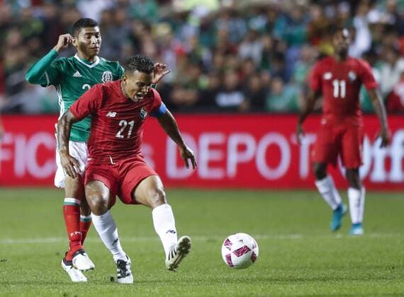 Fußball, Länderspiel, Mexiko - Panama Panama midfielder Amilcar Henriquez (R) keeps the ball away from Mexico midfielder Orbelin Pineda (L) during the first half of the International Friendly Länderspiel soccer game, at the Toyota Park, Bridgeview, Illinois, USA, 11 October 2016 Mexico vs Panama !ACHTUNG: NUR REDAKTIONELLE NUTZUNG!  CHI01 20161012-636118463534800743