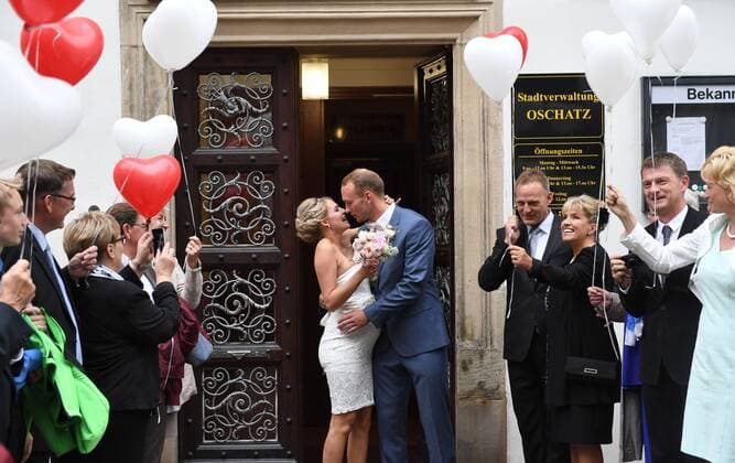 Fussball, Herren, Saison 2016 17, 1. FC Union Berlin, Standesamtliche Hochzeit von Toni Leistner (1. FC Union) und Josefin in Oschatz (Sachsen), das Paar wird nach der Trauung von Freunden und Verwandten empfangen, 08.10. 2016,