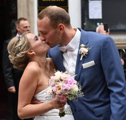 Fussball, Herren, Saison 2016 17, 1. FC Union Berlin, Standesamtliche Hochzeit von Toni Leistner (1. FC Union) und Josefin in Oschatz (Sachsen), 08.10. 2016,