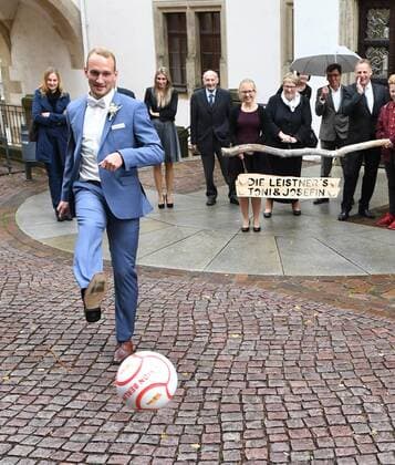 Fussball, Herren, Saison 2016 17, 1. FC Union Berlin, Standesamtliche Hochzeit von Toni Leistner (1. FC Union) und Josefin in Oschatz (Sachsen), Toni und Josefin schnitten Herzen aus einem Fußballfeld, im Anschluss gab es ein Torwandschießen, 08.10. 2016,