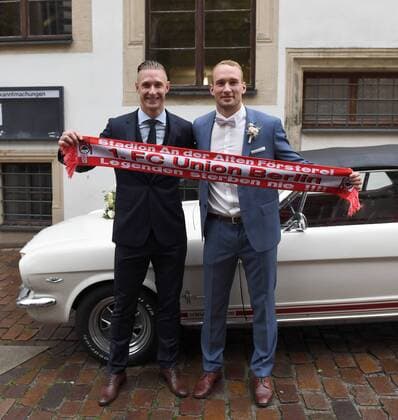 Fussball, Herren, Saison 2016 17, 1. FC Union Berlin, Standesamtliche Hochzeit von Toni Leistner (1. FC Union) und Josefin in Oschatz (Sachsen), v. l. Sebastian Polter (Trauzeuge von Toni), Brautigam Toni Leistner mit Union-Schal, 08.10. 2016,