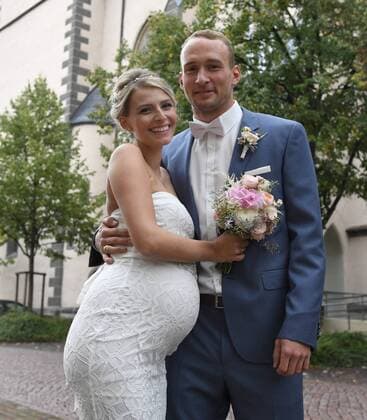 Fussball, Herren, Saison 2016 17, 1. FC Union Berlin, Standesamtliche Hochzeit von Toni Leistner (1. FC Union) und Josefin in Oschatz (Sachsen), das Paar vor dem St. Aegidien-Kirche, 08.10. 2016,