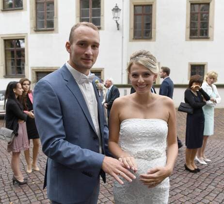 Fussball, Herren, Saison 2016 17, 1. FC Union Berlin, Standesamtliche Hochzeit von Toni Leistner (1. FC Union) und Josefin in Oschatz (Sachsen), das Paar zeigt seine Ringe, 08.10. 2016,