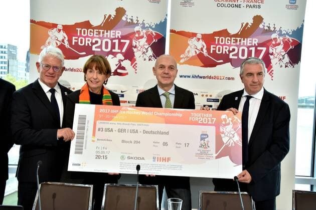 Themen der Woche - SPORT Bilder des Tages - SPORT l-r, Franz Reindl, Präsident Deutscher Eishockey Bund, Henriette Reker, Oberbürgermeisterin der Stadt Köln, Bernd Neuendorf, Staatssekretär Land Nordrhein-Westfalen und Luc Tardif, Präsident der Fédération française de hockey sur glace, französischer Eishockey Bund posieren mit ticket am 12.10.2016 in Köln bei der offiziellen Auftakt Pressekonferenz für die 2017 IIHF Eishockey Weltmeisterschaft die vom 05.05 - 21.05.2017 in Paris und Köln stattfindet.