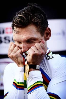 Bilder des Tages - SPORT German Tony Martin of team Etixx - Quick-Step celebrates on the podium after winning the men elite individual time trial at the 2016 UCI World Road World Cycling Championships in Doha, Qatar, Wednesday 12 October 2016. YORICKxJANSENS  x04954772x