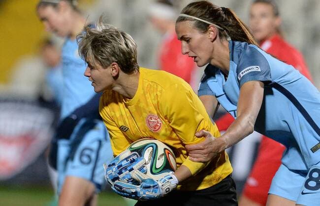 PERM, RUSSIA â€“ OCTOBER 12, 2016: Manchester City s Jill Scott (R) and Zvezda 2005 Perm s goalkeeper Irina Zvarich in the second leg of their 2016 17 Season UEFA Women s Champions League Round of 32 football match at Zvezda Stadium. FC Manchester City won the game 4-0. Donat Sorokin TASS  TS0344D3