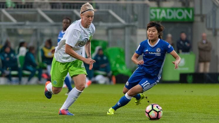 v.li.: Nilla Fischer (VfL Wolfsburg, 4) im Zweikampf mit Soyun Ji (Chelsea Ladies FC, 10), Fussball, UEFA Women s Champions League, VfL Wolfsburg - Chelsea Ladies FC, xobx