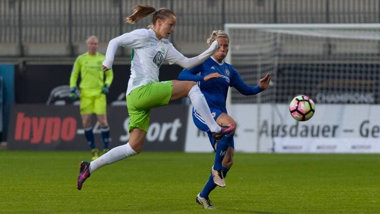v.li.: Caroline Graham Hansen (VfL Wolfsburg, 26) im Zweikampf mit Gilly Flaherty (Chelsea Ladies FC, 5), Fussball, UEFA Women s Champions League, VfL Wolfsburg - Chelsea Ladies FC, xobx