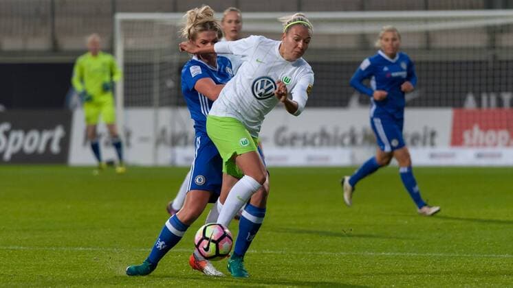 v.li.: Millie Bright (Chelsea Ladies FC, 4) im Zweikampf mit Zsanett Jakabfi (VfL Wolfsburg, 3), Fussball, UEFA Women s Champions League, VfL Wolfsburg - Chelsea Ladies FC, xobx