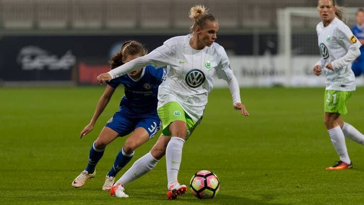 v.li.: Hannah Blundell (Chelsea Ladies FC, 3) im Zweikampf mit Isabel Kerschowski (VfL Wolfsburg, 27), Fussball, UEFA Women s Champions League, VfL Wolfsburg - Chelsea Ladies FC, xobx