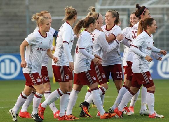 Verena Feisst, Anna Gerhardt und Co. (FC Bayern München) - Torjubel Frauenfussball CL 12.10.2016 Grünwalderstadion FC Bayern München - Hibernian Ladies